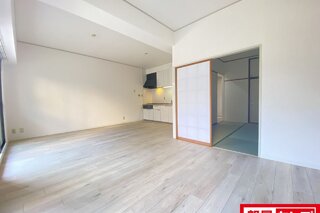 白を基調とした北側洋間です
