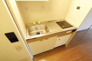 電気コンロのシステムキッチンです。2Ｂ号室の写真です。