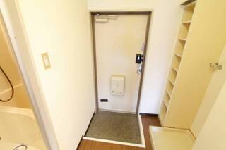 輝かしい玄関ですね。2Ｂ号室の写真です。