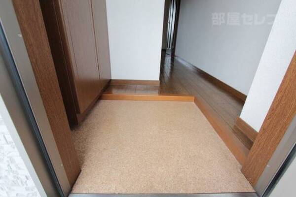 綺麗で明るい玄関です