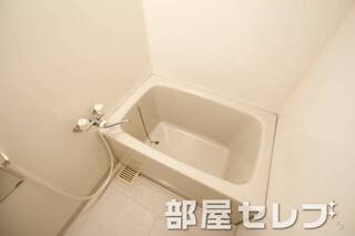 お風呂に鏡ついています。
