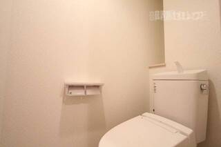真っ白なトイレは清潔感ありますね