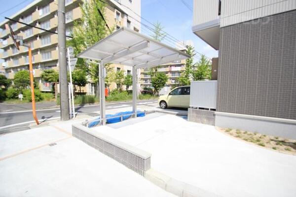 屋根つきの駐輪場で雨の日も安心です。