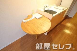 キッチン横の棚は便利です。