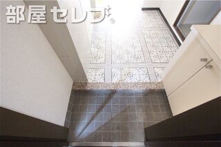 輝かしい玄関ですね。