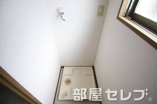 洗濯機置き場はこちらへ。