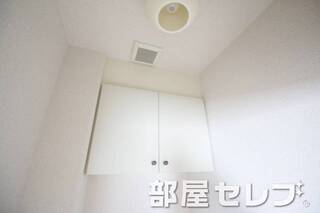 トイレ上部収納。