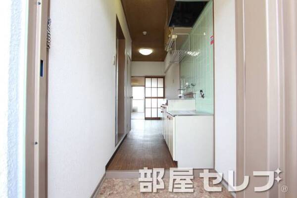 玄関からのお部屋の雰囲気です。