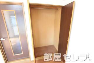 使いやすいサイズの収納です。
