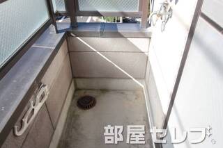 室外洗濯機置場になります。