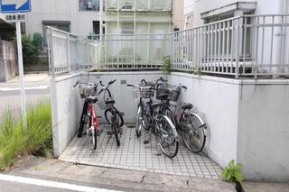 敷地内に駐輪場があります。