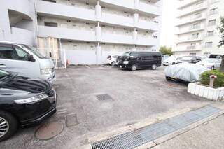 普通車が停められる駐車場です。