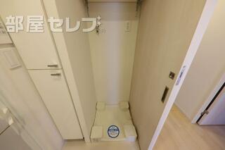 洗濯機はこちらに置けます。