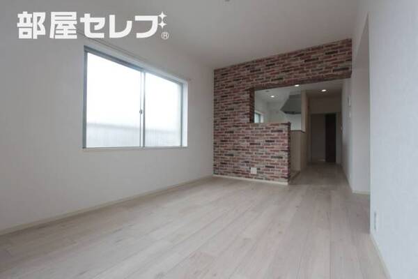 307号室の内装写真を参照