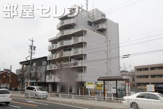 タイル貼りのしっかりとした建物です。
