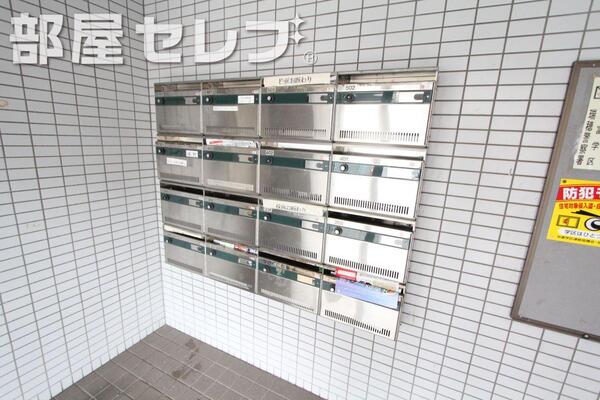 ダイヤル式集合ポストです。