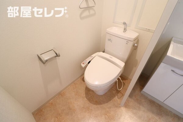 お風呂にも窓ついてますよ！