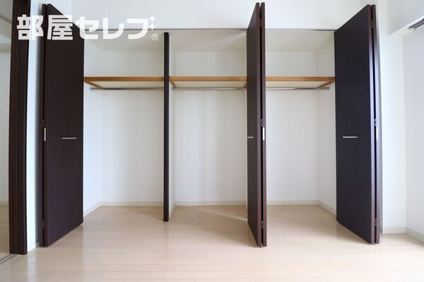鏡を開くと収納部出てくる洗面台です