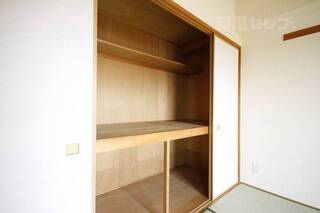 収納スペースたっぷりのお部屋です。