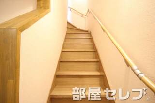 階段も手すりが付いて安心。
