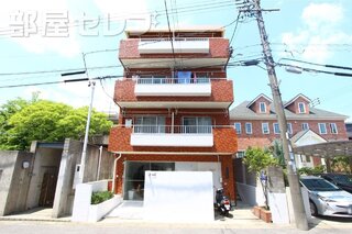 タイル貼りの可愛らしい外観です。
