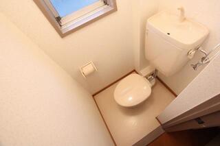 トイレで考え事でも。