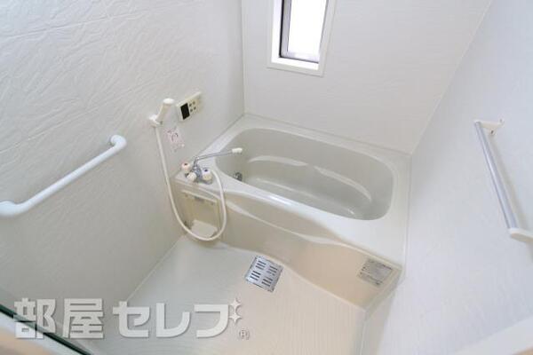 追い焚き付きでゆっくりできるお風呂。