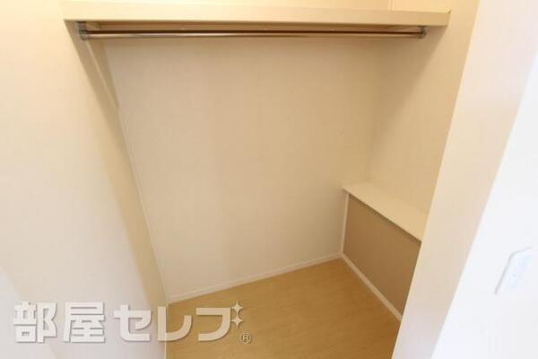 たくさん服が入るウォークインクローゼット。