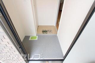 玄関も広いので傘立てなども置けます。