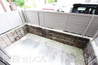 奥行きがあるバルコニーがあります。