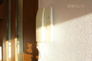 玄関にはオートロック、お部屋にはインターホンあります。