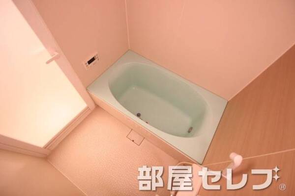 綺麗なバスルームですよ。