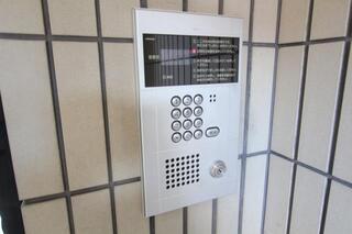 エントランスにオートロックがあります。