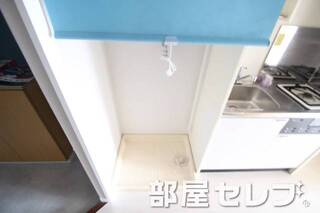 室内洗濯機置き場はです。ロールカーテン付き。