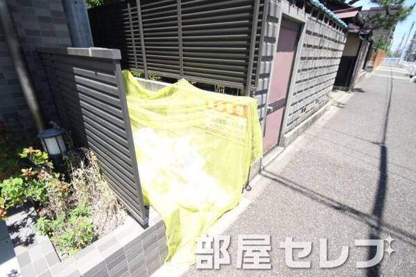 ゴミ捨て場。