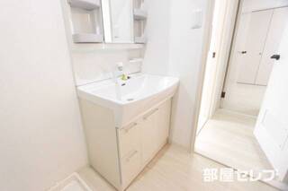 洗面台にも収納があります