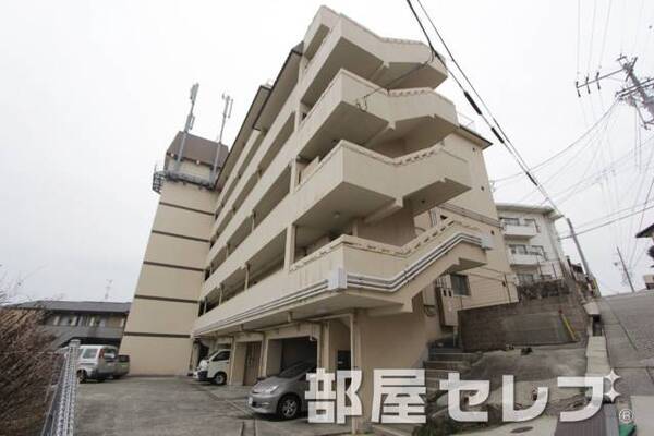 5階建ての建物です。