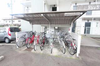 屋根つき駐輪場が付いています。