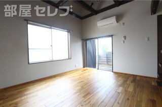 古民家風の温かさを残したお部屋です。
