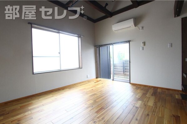 古民家風の温かさを残したお部屋です。