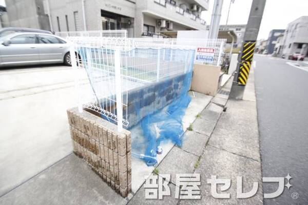 敷地内ゴミ置き場。