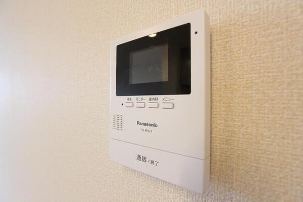 ドアモニターホンで来客時の確認ができます。