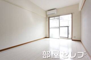 白い床でお部屋が広く感じます。