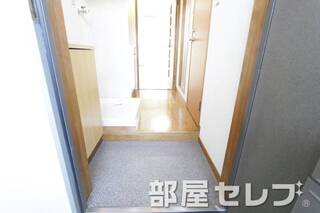ゆったりサイズの玄関は、下駄箱も付いています。
