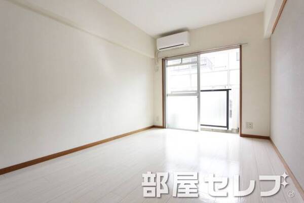 白い床でお部屋が広く感じます。他号室の写真です。