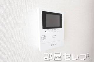 モニター付きインターフォンで安心です。。他号室の写真です。