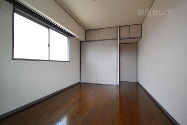 二面採光で明るい居室です。