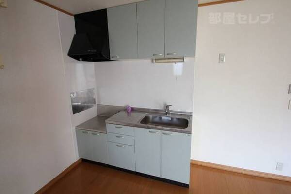 キッチン前に床下収納があります