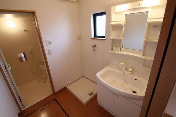 洗面所にも換気の小窓があります