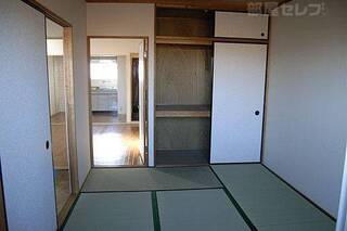 和室の写真です。収納もついてます。